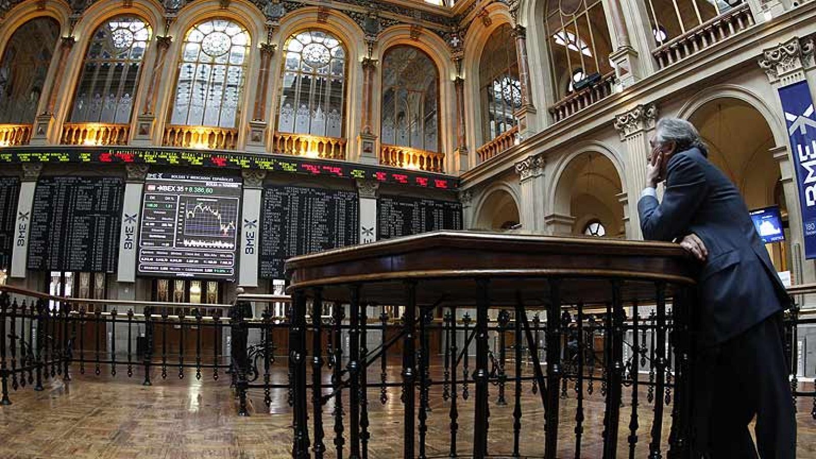 El Tesoro español intenta captar hasta 4.000 millones con la prima de riesgo en su máximo