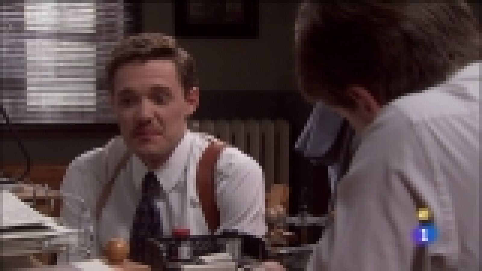 Amar en tiempos revueltos - T7 - Capítulo 52  - Héctor y Bonilla están pasando por un período relativamente tranquilo de trabajo cuando reciben un extraño paquete - Ver ahora