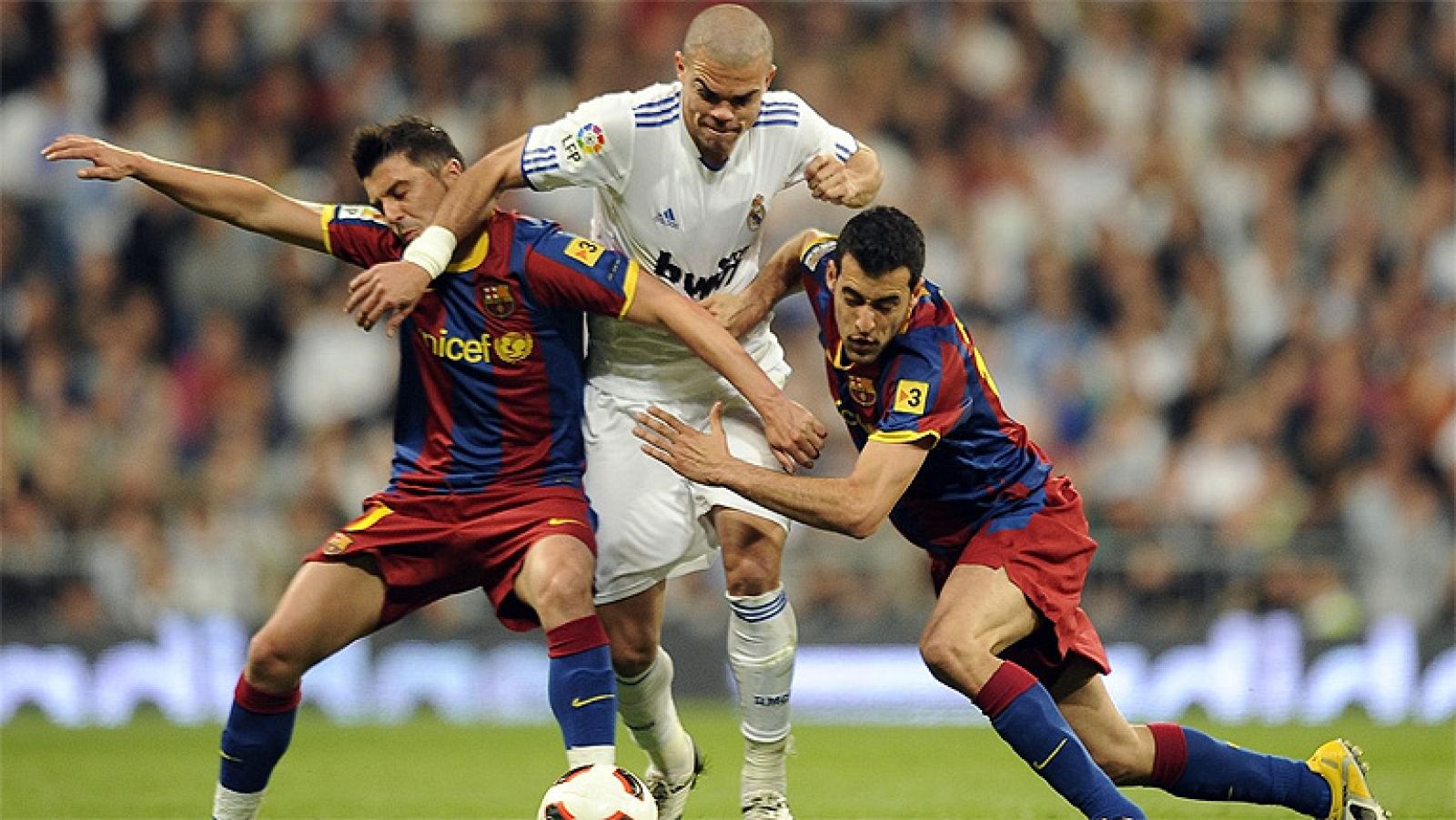 Tensión, polémica, penaltis y reparto de puntos en el Bernabéu. No defraudó a nadie el primero de los 4 choques que ambos equipos disputaron en apenas un mes. A falta de buen fútbol, el partido dejó un cara a cara intensísimo entre dos visiones del f