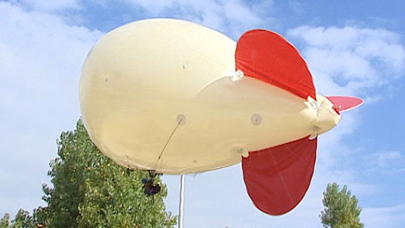 Pequeños dirigibles con cámaras fotográficas para usarlos en zonas de catástrofes