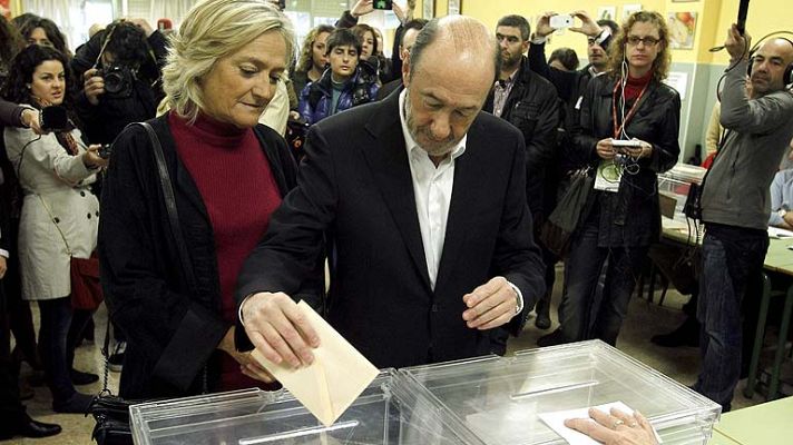  - Rubalcaba vota en un colegio de Majadahonda