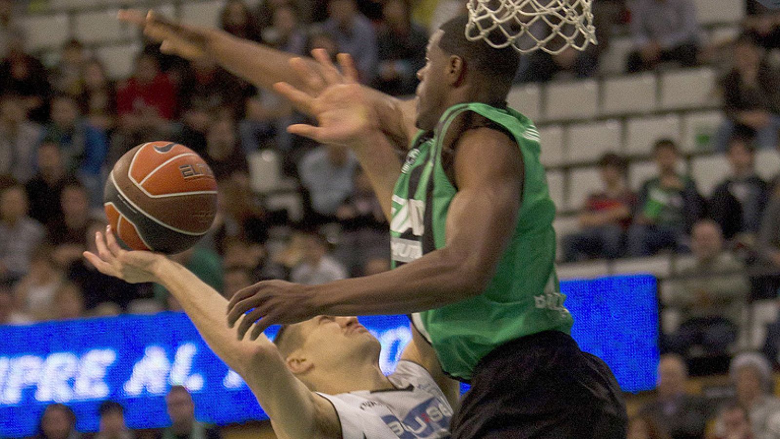 El FIATC Joventut ha dejado el farolillo rojo de la clasificación al superar al Blusens Monbus, en un partido en el que destacó la actuación de Derrick Obasohan (73-67)