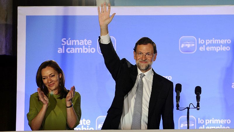 Rajoy promete desde el balcón un Gobierno "en el que se sientan representados todos los españoles"
