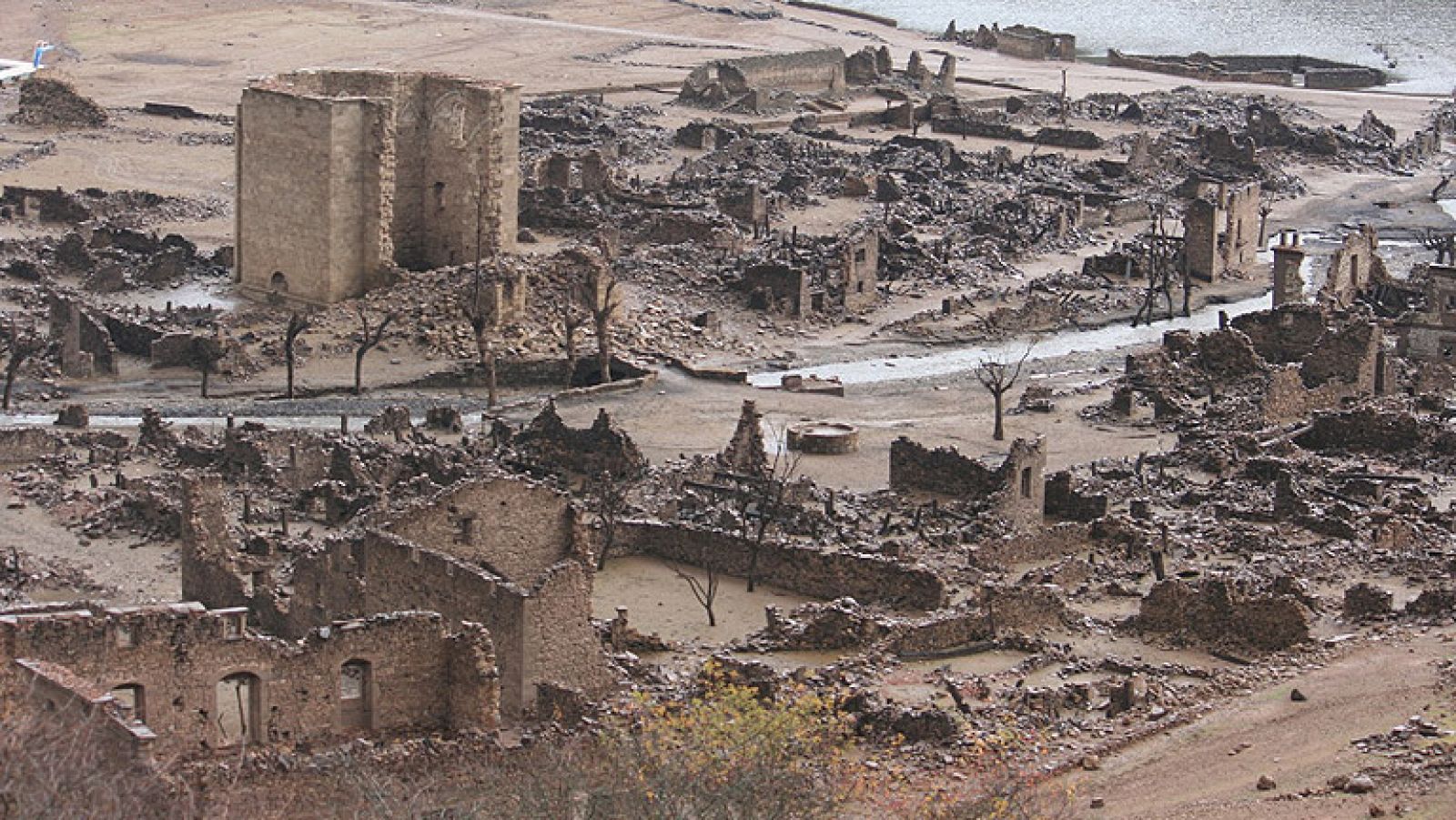 Así está el pantano de La Mansilla, en La Rioja, prácticamente vacío y con el antiguo pueblo perfectamente visible.