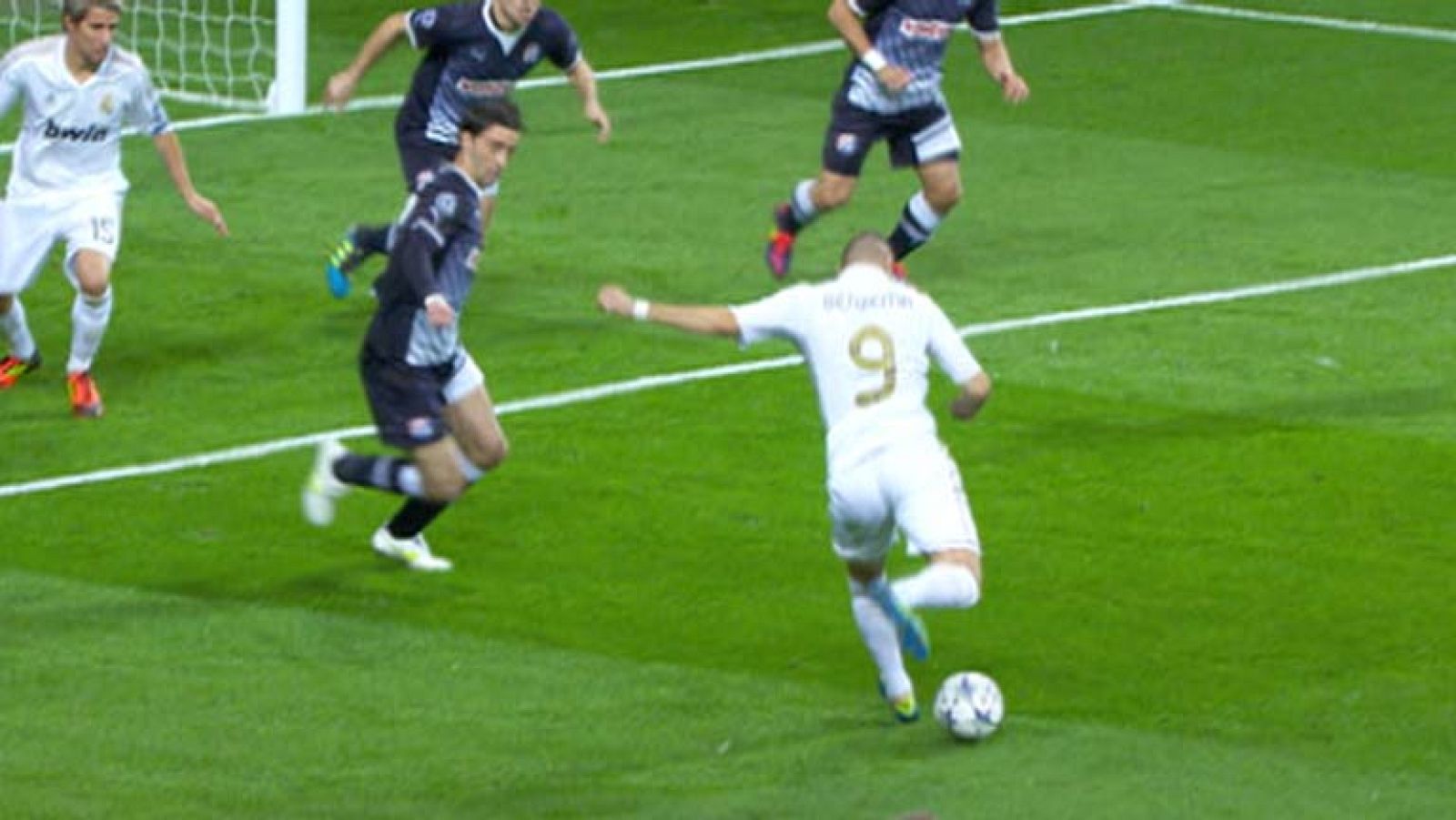 El delantero francés Karim Benzema ha sido el autor del primer gol del real Madrid al Zagreb en el minuto 1 de juego.