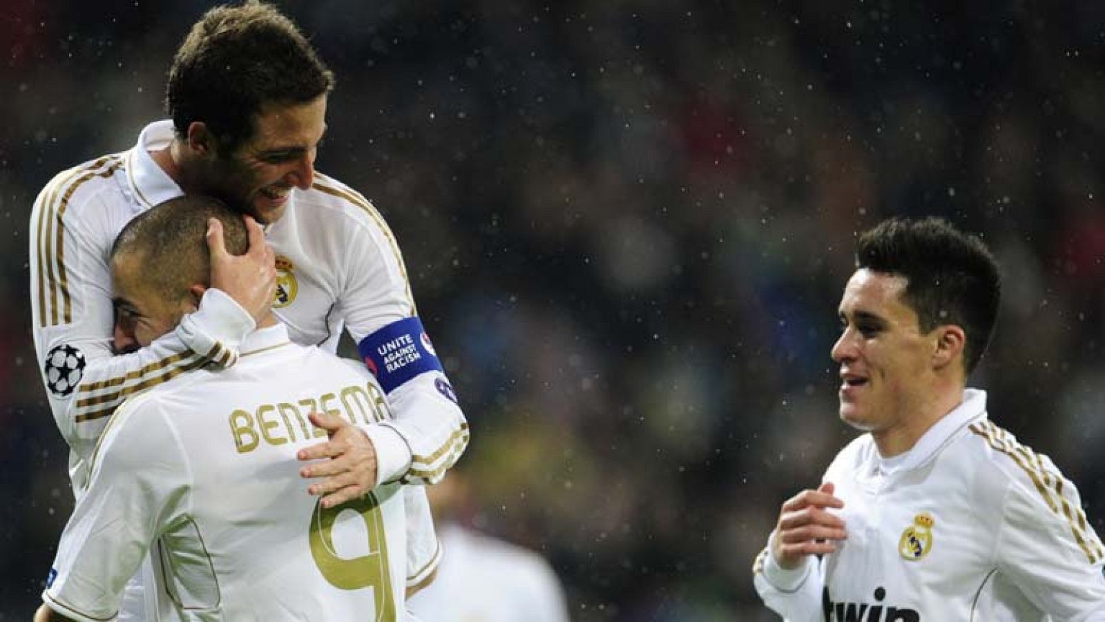 El Real Madrid ha ganado por goleada al Dinamo de Zagreb, al que ha endosado un contundente 6-2 en el Santiago Bernabéu. Juego arrollador de un Madrid con seis novedades en la alineación. Benzema (2), Callejón (2), Higuaín y Özil autores de los tanto