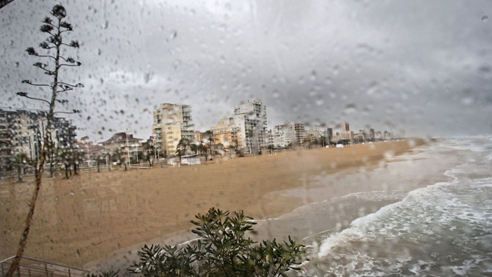 Sigue lloviendo en Alicante aunque no con la intensidad de las últimas 24 horas