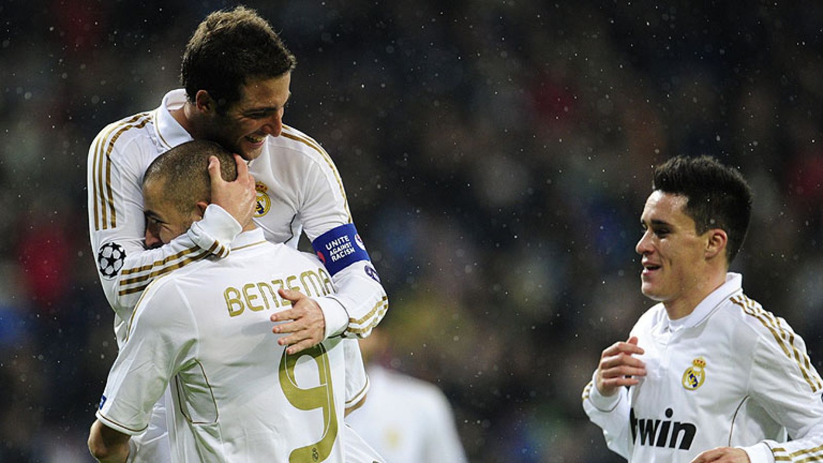 La brillantez de Karim Benzema lanzó a un Real Madrid con rotaciones, sin Cristiano Ronaldo, a una goleada aplastante ante el rival más blando del grupo, 6-2 al Dinamo Zagreb, para certificar la primera plaza de grupo y permitir a José Mourinho estab