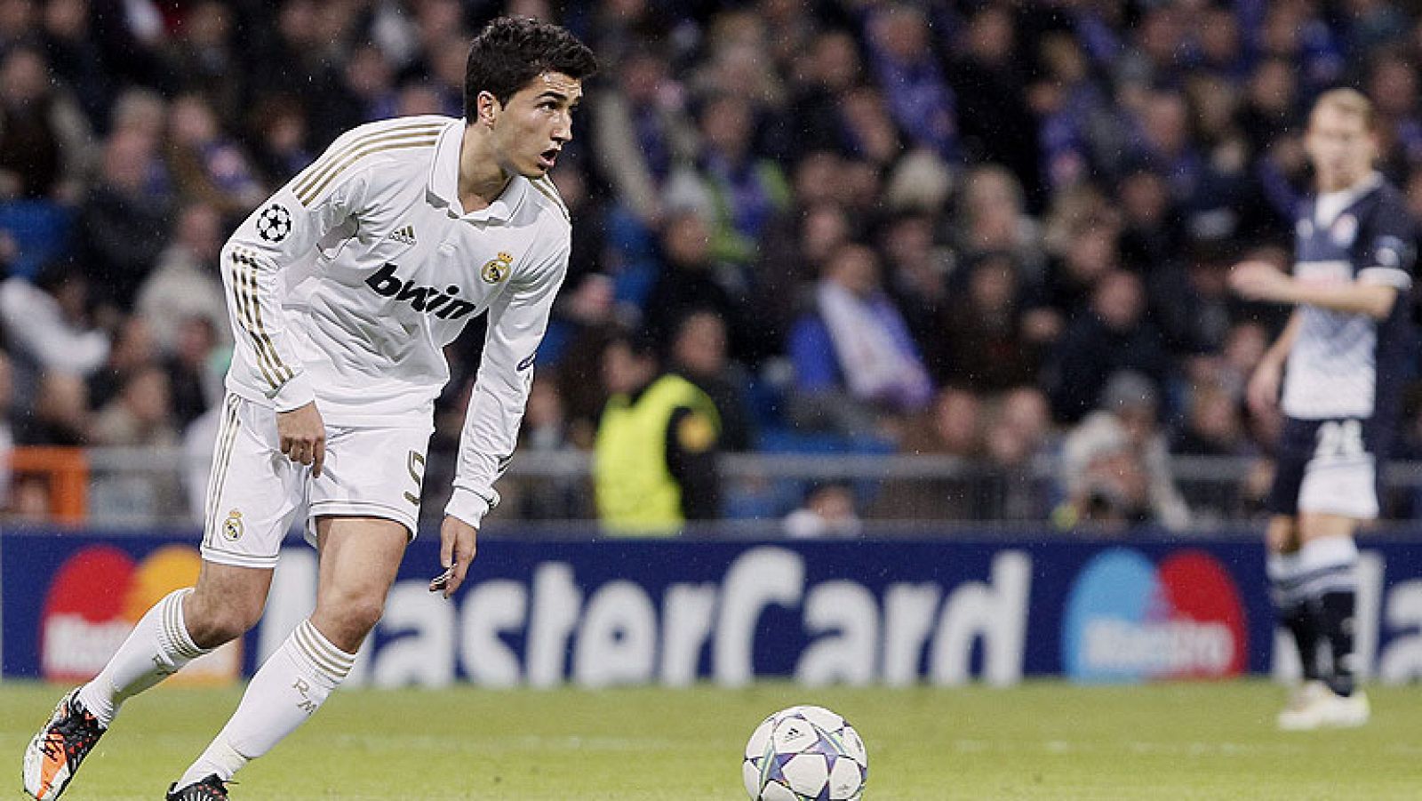 El jugador turco jugó por primera vez un partido completo con la camiseta del Real Madrid. Fue espectador de los tres primeros goles pero después entró en juego y participó activamente. El técnico del Real Madrid José Mourinho reconoció que vio en el