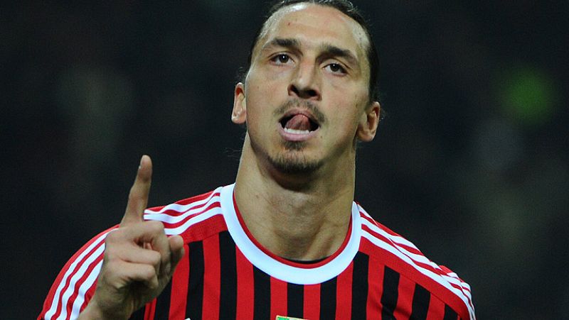 El exjugador del Barcelona Zlatan Ibrahimovic marca el empate milanista al batir a Valdés tras un gran pase de Seedorf.
