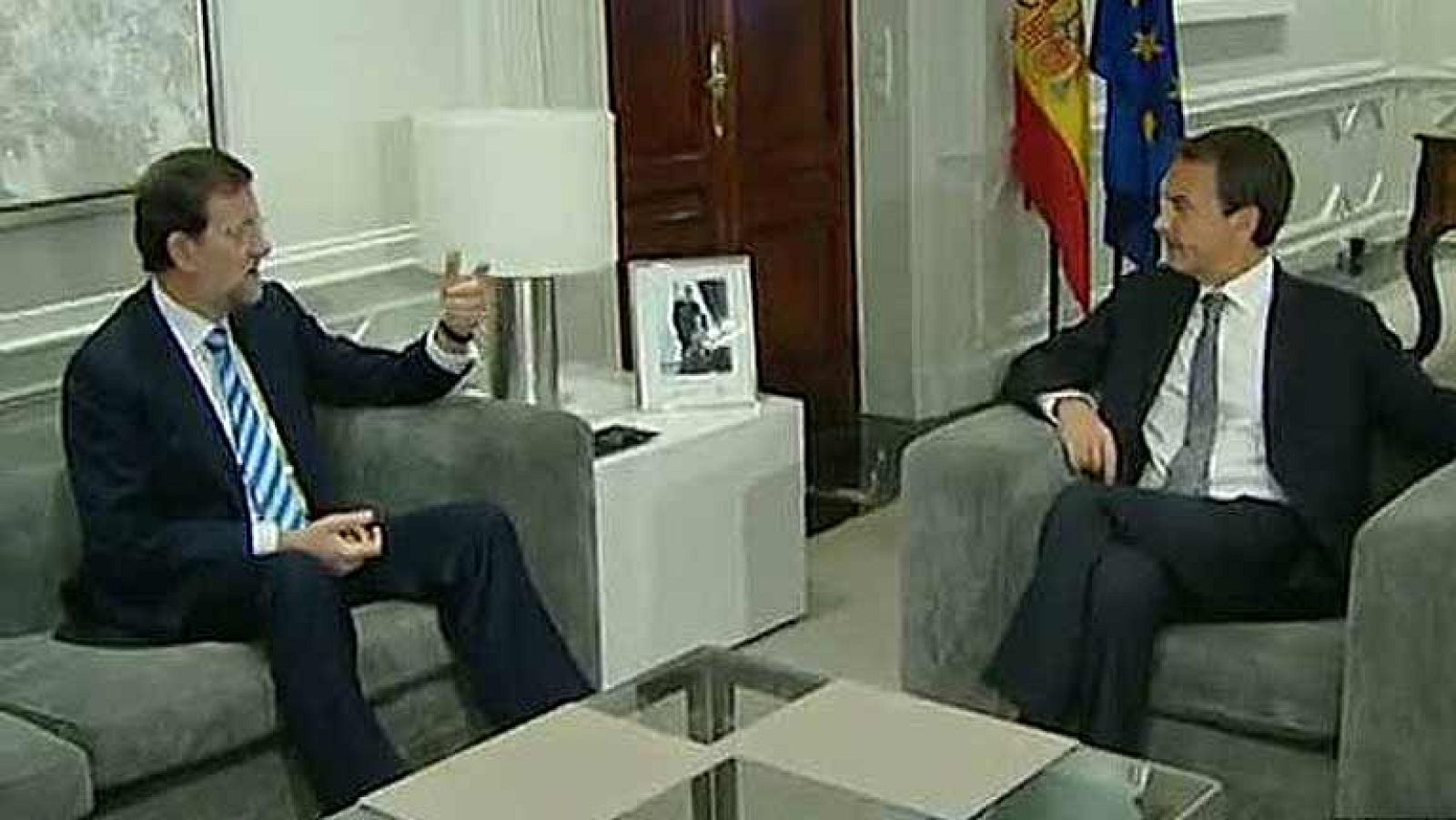 Rajoy y Zapatero comienzan el traspaso de poderes con una reunión en La Moncloa | Ver