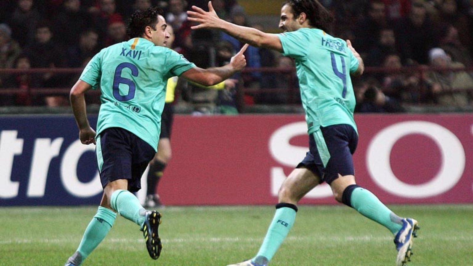 Xavi marca y destaca ante el Milan