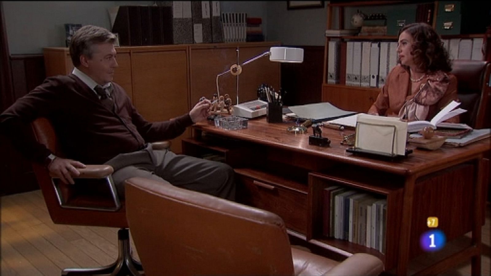 Amar en tiempos revueltos - T7 - Capítulo 57 - Angélica tiene premoniciones sobre el futuro de ciertas personas - Ver ahora