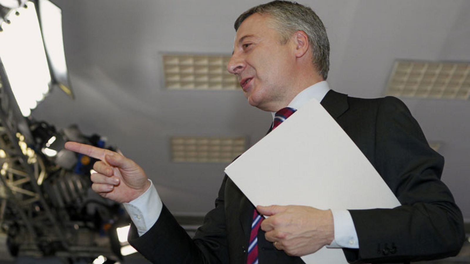 El portavoz del Gobierno en funciones, José Blanco, anuncia en TVE que se retira de la primera línea política | Ver