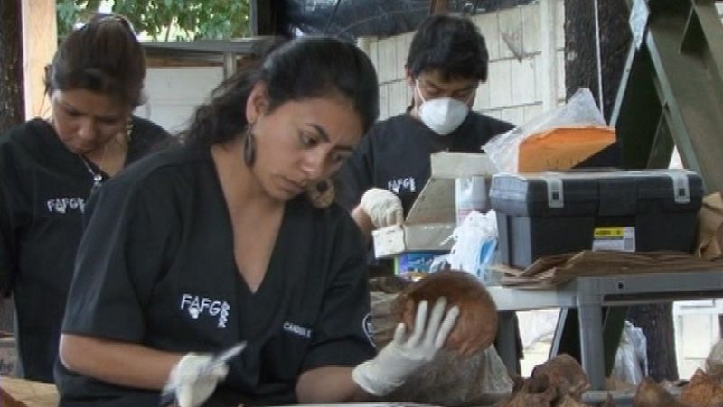 Descubren en Guatemala una de las mayores fosas comunes encontradas
