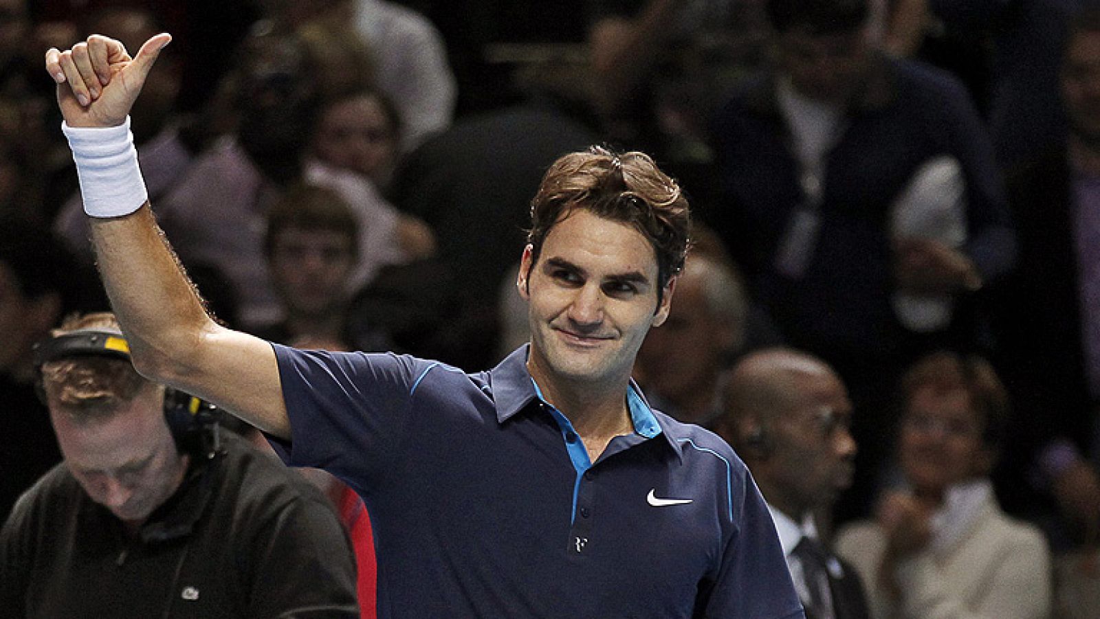 El vigente campeón de la Copa de Maestros, Roger Federer, se  deshizo del español David Ferrer en un partido tan sencillo como  lleno de imprecisiones, que le sirve al suizo para clasificarse a la  final del Torneo de Maestros, la número 100 de su ca