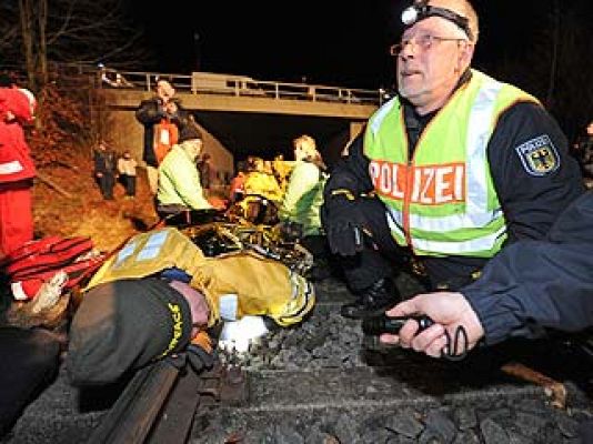 Informativo 24h - Activistas alemanes bloquean el paso del tren 'castor', cargado con basura nuclear radiactiva