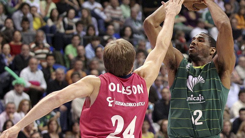 El Unicaja de Málaga se impuso en el duelo directo ante el CAja Laboral, lo que le afianza en la tercera plaza de la Liga Endesa. El base letón Valters fue el más destacado del conjunto malagueño, al acabar con 14 puntos y 25 de valoración.