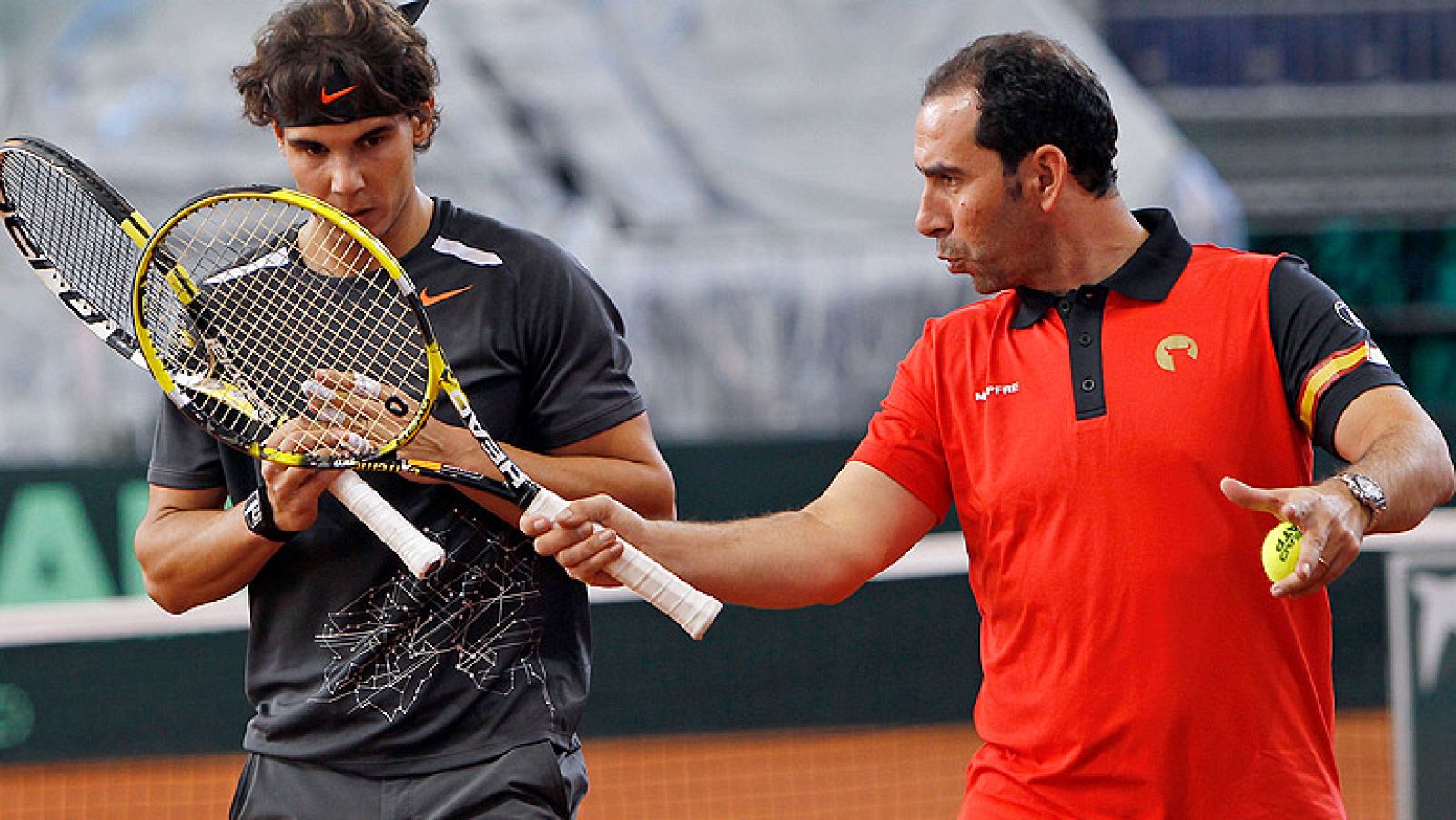 A falta de la llegada de David Ferrer, el equipo español de Copa Davis prepara en Sevilla la final del torneo, que se celebrará el próximo fin de semana.