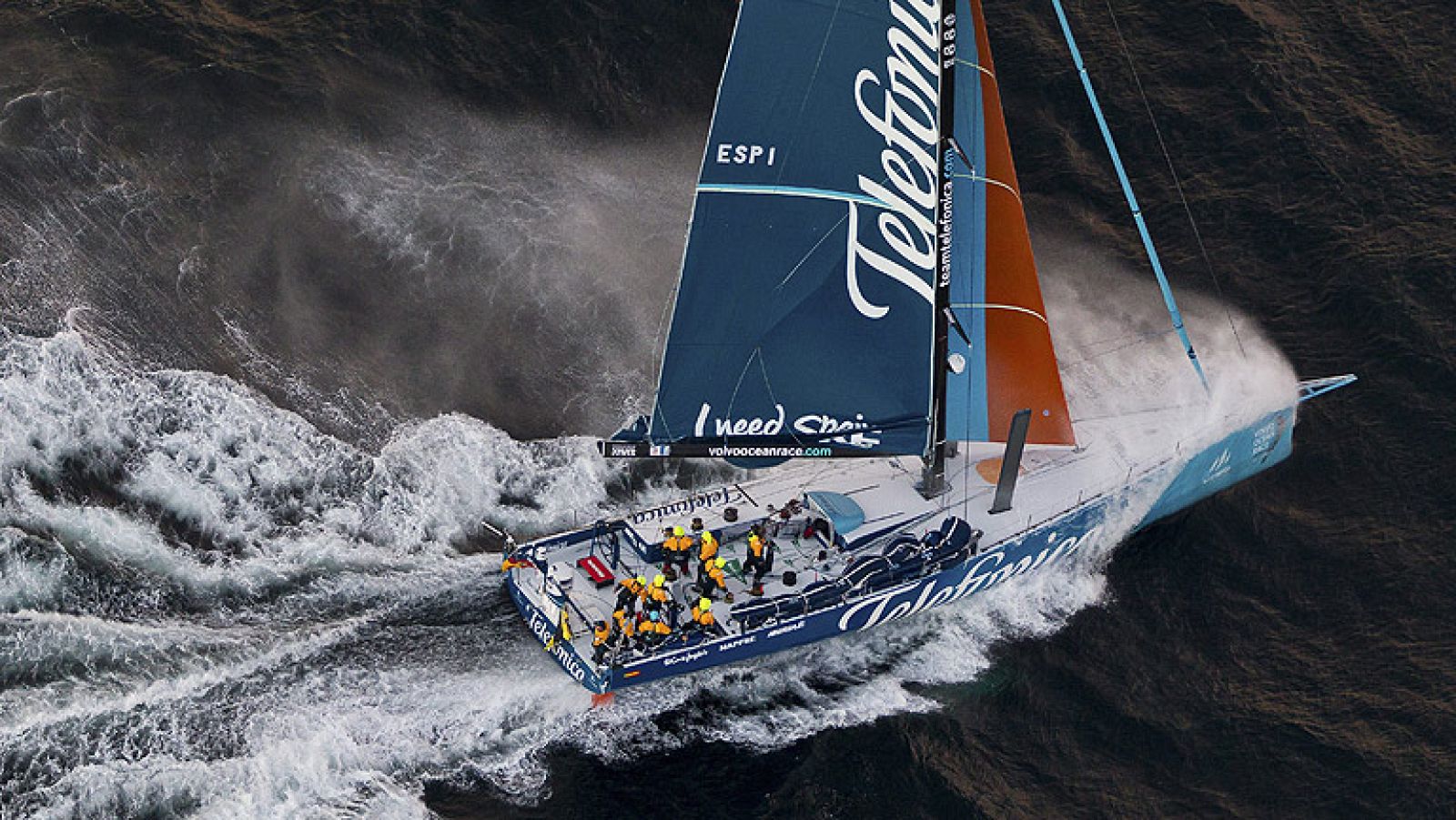 El Telefónica gana la primera etapa del Volvo Ocean Race y se coloca líder en la vuelta al mundo. Por primera vez un equipo español está al frente de la carrera.
