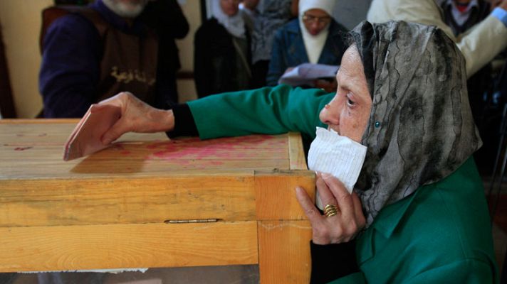 Telediario 1 - Los egipcios comienzan a votar en las primeras elecciones desde la caída de Mubarak