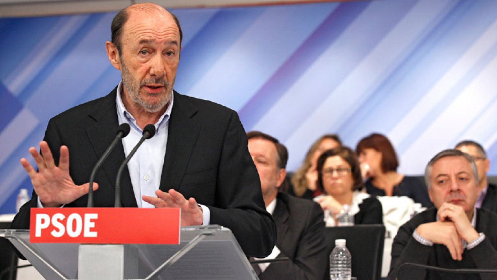 El PSOE decide este lunes si Rubalcaba dará la réplica a Rajoy en la investidura