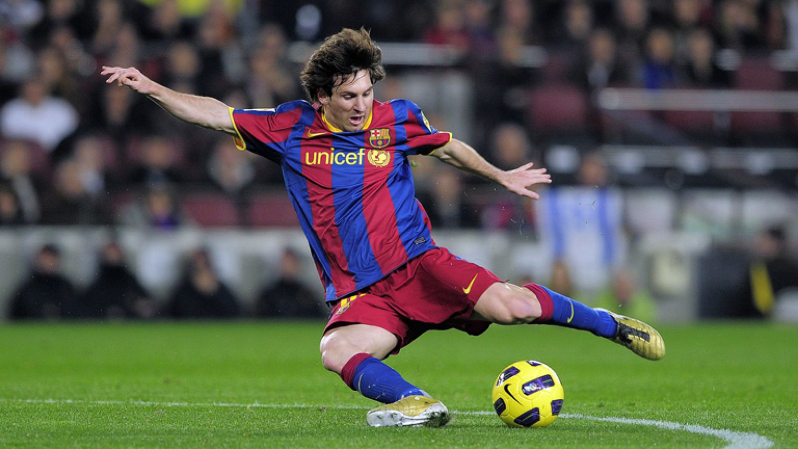 El FC Barcelona se enfrenta esta noche al Rayo Vallecano en el partido adelantado de la decimoséptima jornada liguera. Los de Pep Guardiola buscan reducir a tres puntos la distancia con el Real Madrid.