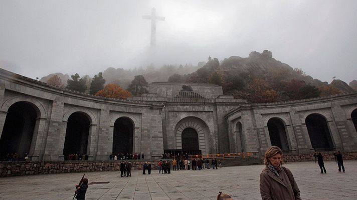 Telediario 1 - Los expertos animan al Gobierno a buscar un acuerdo con  la Iglesia para la exhumación de los restos de Franco