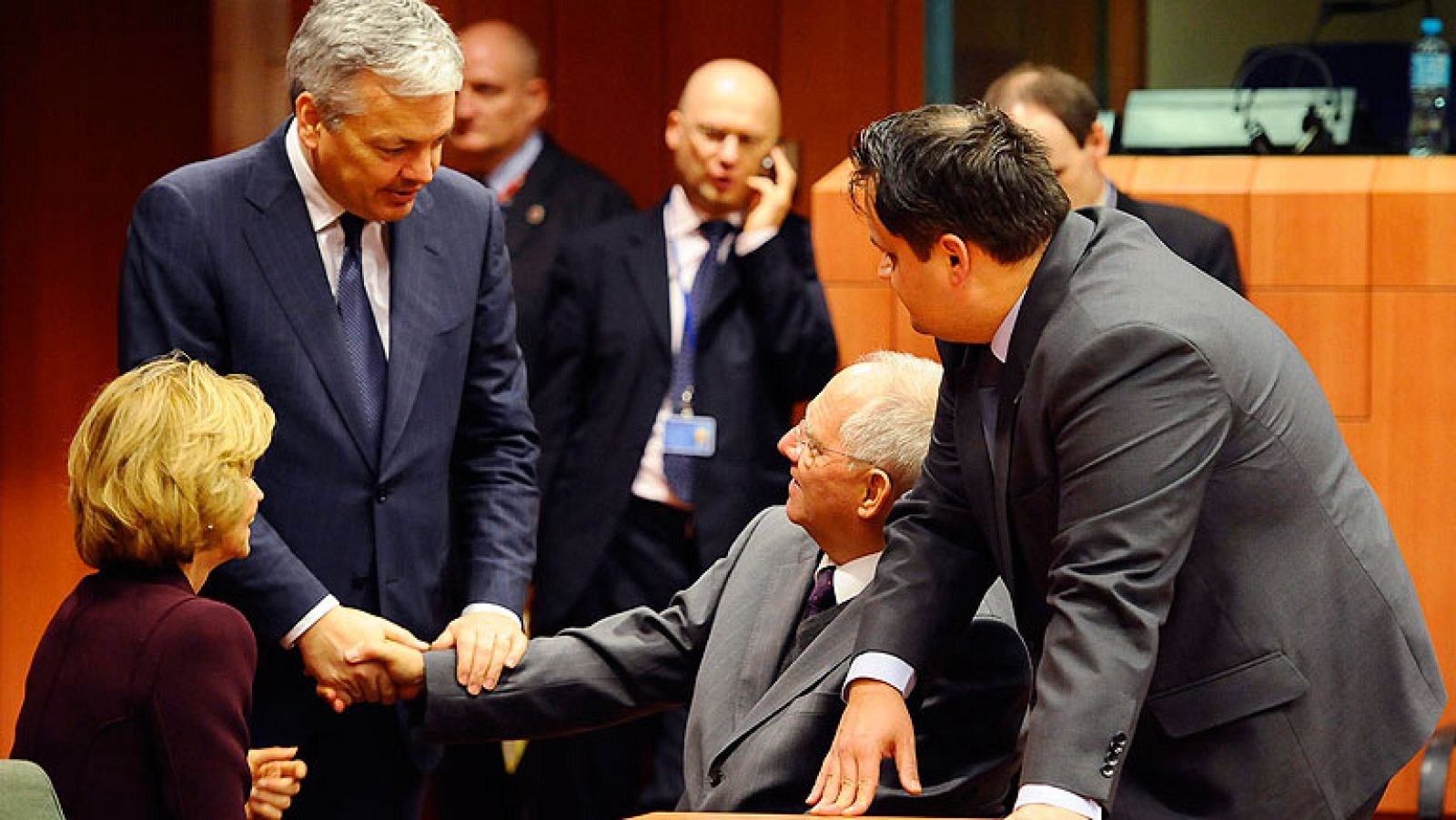 El eurogrupo ha aprobado el fondo de rescate. Pero  la cifra será inferior al billón de euros del que habian hablado. Han reconocido que necesitarán más ayuda del Fondo Monetario Internacional y han desbloqueado el sexto tramo de ayuda de 8 mil mill