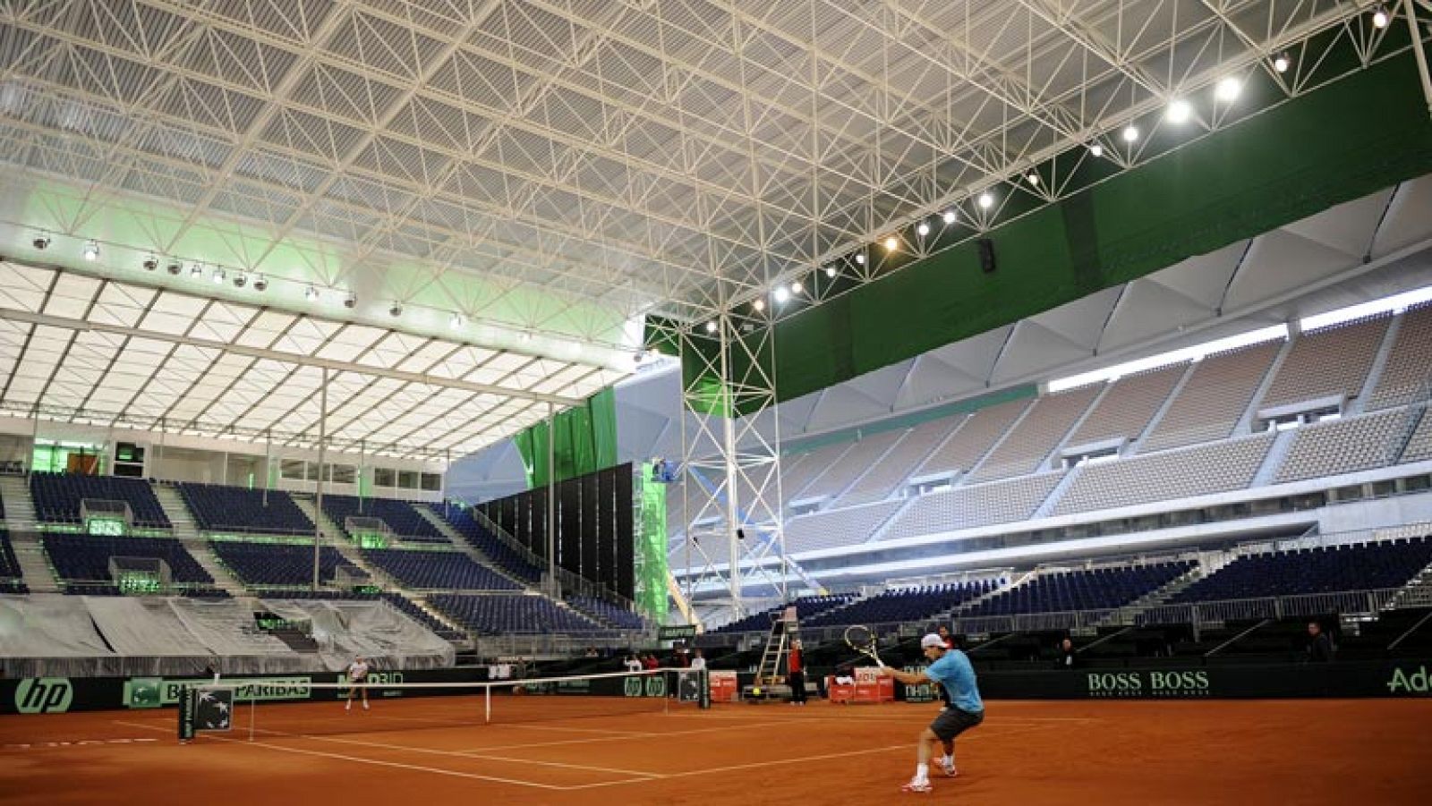 Rafa Nadal y Fernando Verdasco pelotean en la pista principal, mientras Ferrer lo hace en la anexa con Costa. Los tenistas apuran sus entrenamientos mientras se ponen a la venta 6.000 entradas más para la final