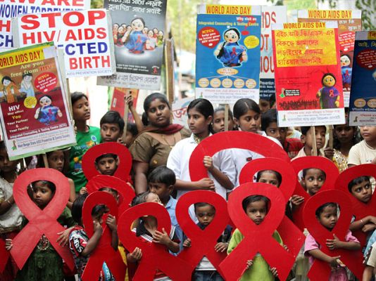 Telediario 1 - La crisis puede mermar la lucha contra el SIDA