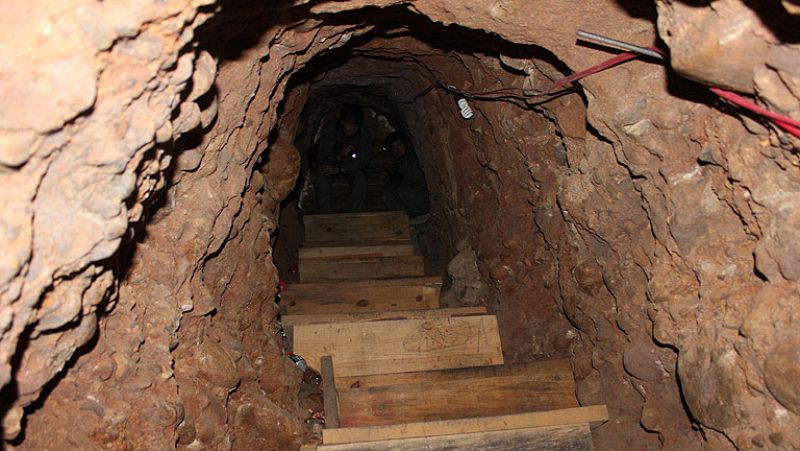 La policia fronteriza de Estados Unidos ha descubierto un nuevo túnel, por el que los narcos introducían droga desde México.
