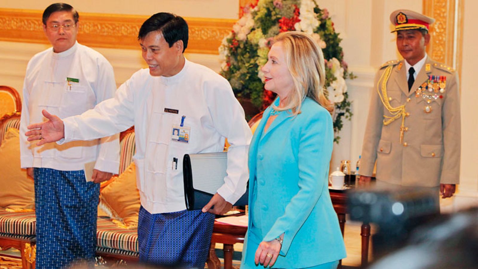 Clinton visita Birmania para negociar con el gobierno una nueva etapa de relaciones