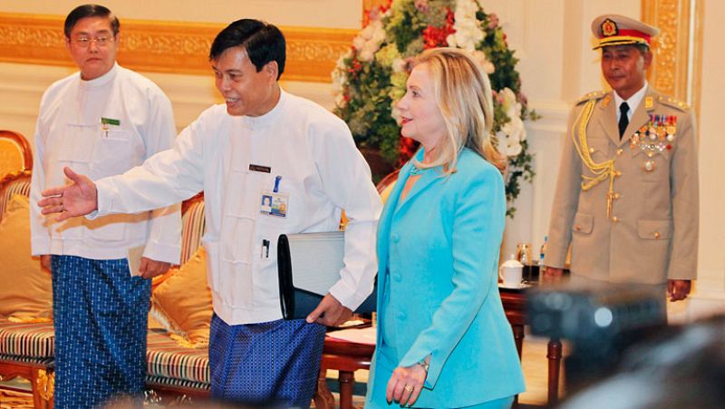 Clinton visita Birmania para negociar con el gobierno una nueva etapa de relaciones