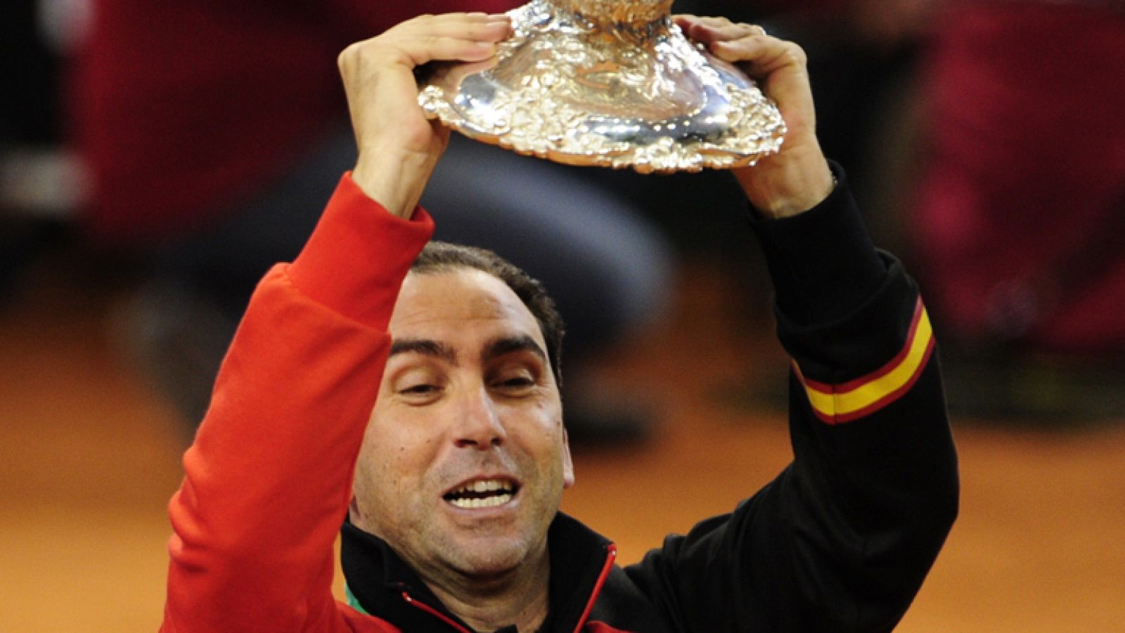 El capitán del equipo español de la Copa Davis, Albert Costa, ha felicitado a su equipo "que lo ha dado todo" y especialmente a Rafa Nadal "que ha culminado un gran año de trabajo". Costa logra con este título su segundo éxito en el banquillo, algo i