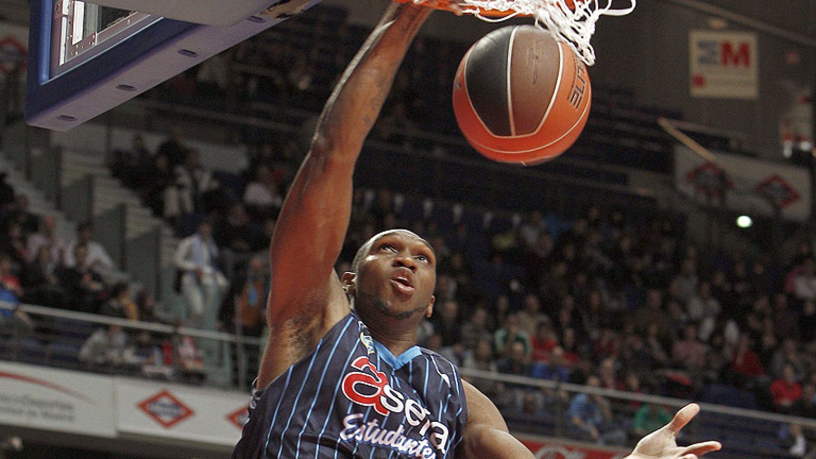 Un mate del estudiantil Cedric Simmons encabeza la lista de las mejores jugadas de la décima jornada en la Liga Endesa de baloncesto. Sada y Llull completan el 'Top 3' del fin de semana.