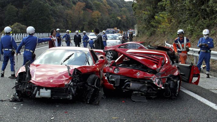 Telediario 1 - Ocho Ferraris envueltos en un accidente múltiple en Japón