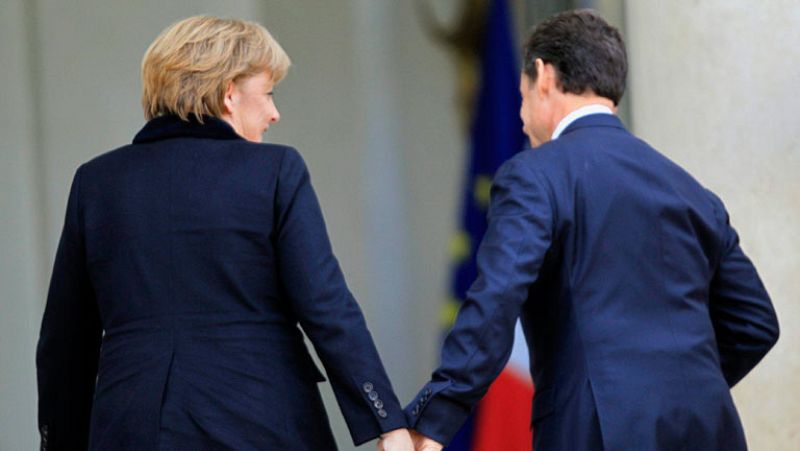Merkel y Sarkozy pactan un nuevo tratado del euro y adelantar a 2012 el fondo permanente de rescates