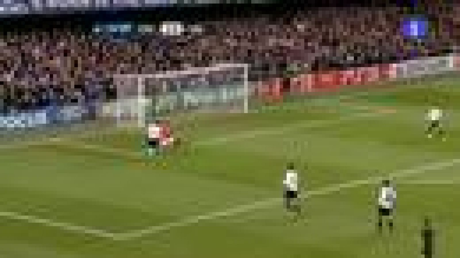 El brasileño se aprovecha de un error defensivo de Víctor Ruiz para batir por bajo a Alves