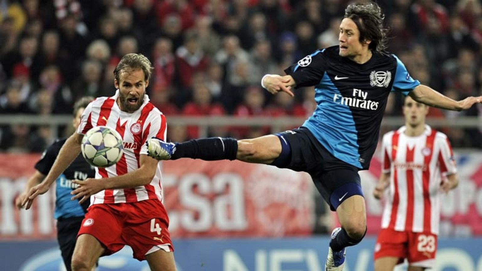 Al Olympiakos de Ernesto Valverde no le sirvió con lograr una clara victoria por 3-1 ante el Arsenal y pasó de la euforia al desánimo en pocos minutos, tras conocer que el Marsella había remontado en Dortmund un partido que le deja fuera de los octav