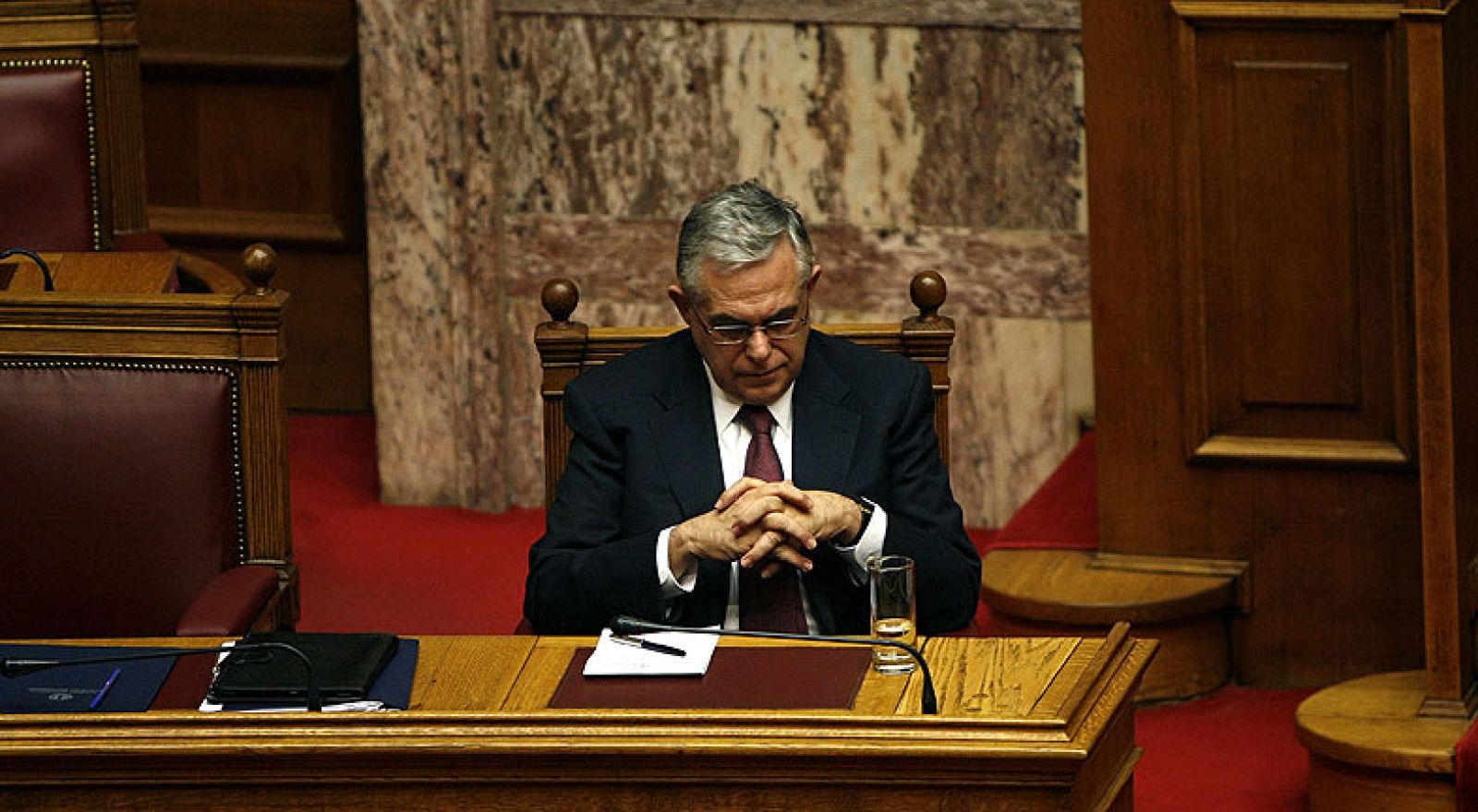 Grecia aprueba un austero presupuesto marcado por la división en el Gobierno | Ver