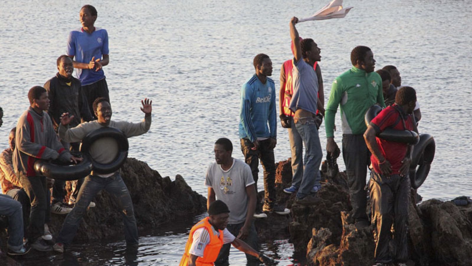 Medio centenar de inmigrantes subsaharianos llegan a Ceuta a nado