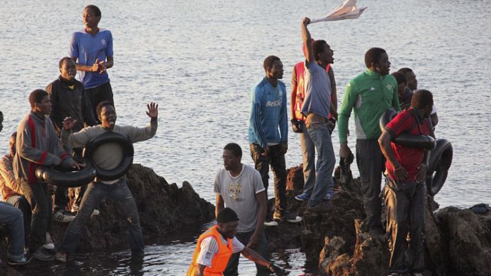Telediario 1 - Inmigrantes llegan a Ceuta a nado