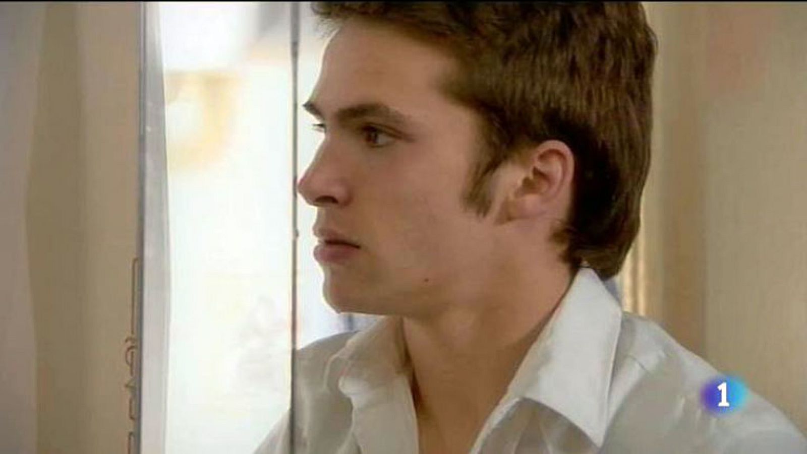 Cuéntame cómo pasó - Carlos se encuentra a Arancha y Felipe en la ducha (Cap. 228) | Ver