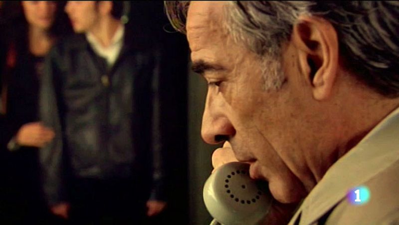 Cuéntame cómo pasó - Antonio llama a Toni para contarle que su madre tiene cáncer (Cap. 228)