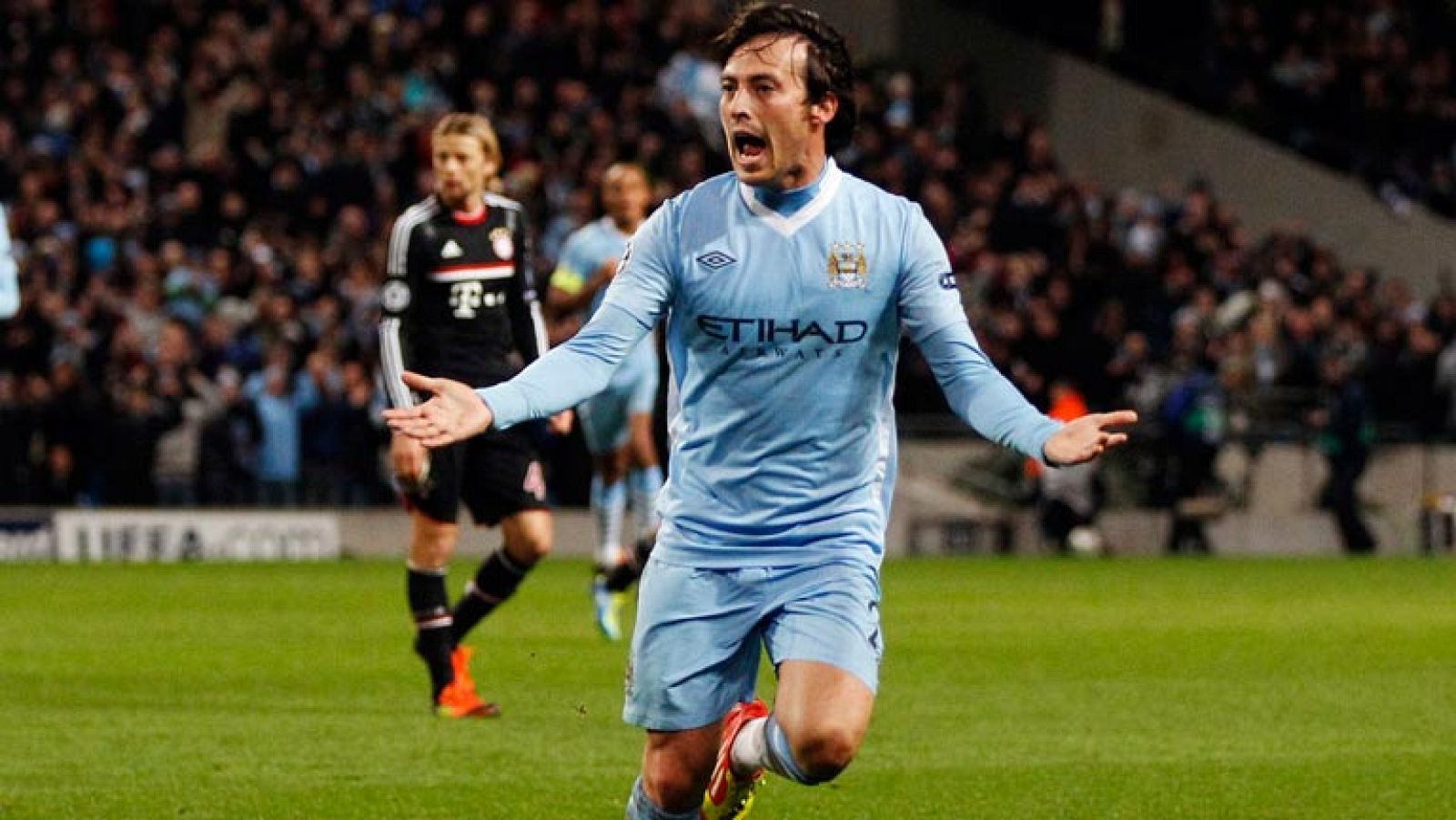 El Manchester City gana al Bayern de Múnich, pero se queda fuera de los octavos de final por la victoria del Nápoles en Villarreal. Silva y Touré, autores de los goles