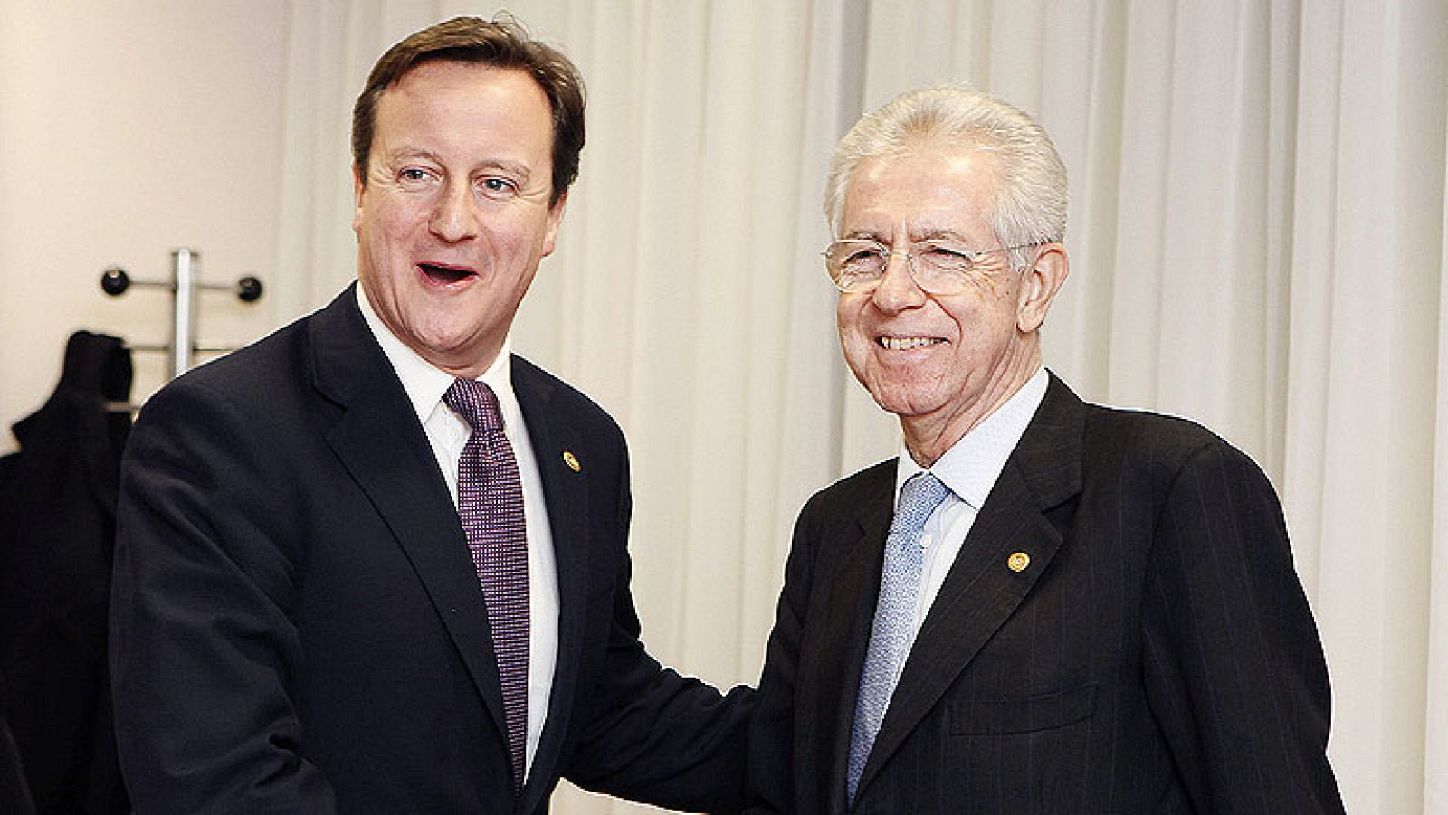 Se aleja el proyecto de reforma del Tratado de la Unión Europea consensuado por los 27.Durante toda la madrugada los lideres Unión, reunidos en Bruselas, han intentado llegar al acuerdo que implicaría imponer una mayor disciplina fiscal.