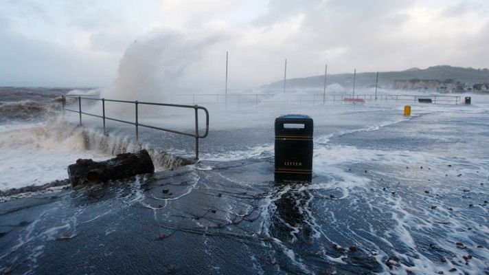 Telediario 1 - Escocia sufre el peor temporal en décadas y 30.000 hogares se quedan sin electricidad