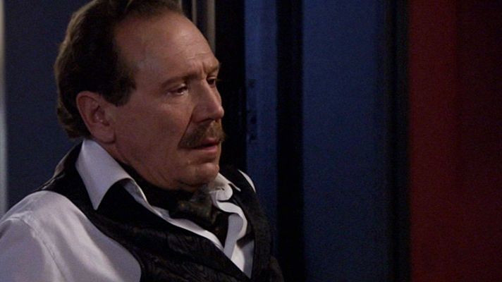 Amar en tiempos revueltos - Víktor, aterrado por su pasado