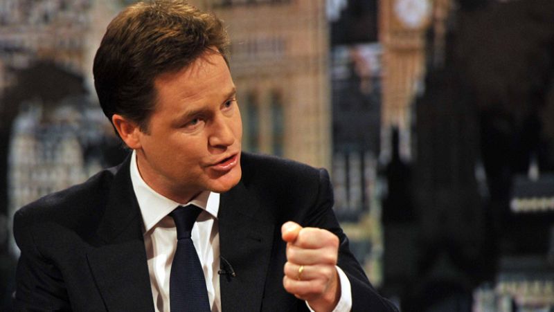 Clegg declara estar "decepcionado" con Cameron por "aislar" al país en la cumbre de la UE